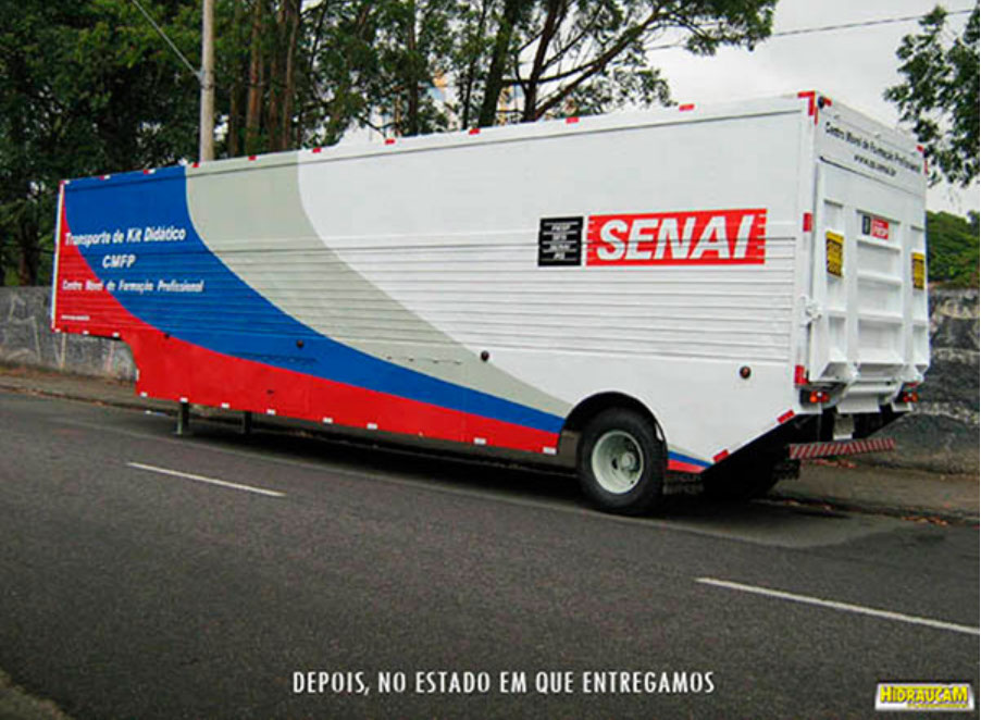 Plataforma Elevatória Hidráulica fabricada pela HIDRAUCAM - instalada em veículo ewscola do SENAI