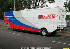 Plataforma Elevatória Hidráulica fabricada pela HIDRAUCAM - instalada em veículo ewscola do SENAI