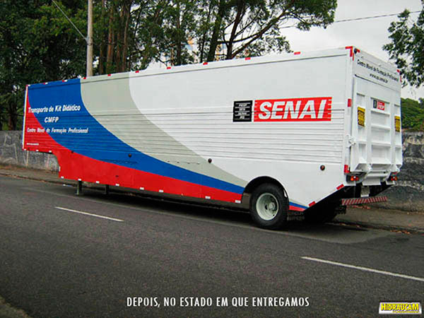 Plataforma Elevatória Hidráulica fabricada pela HIDRAUCAM - instalada em veículo ewscola do SENAI