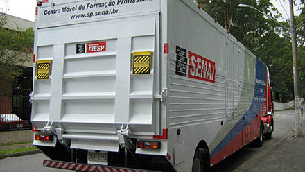 Plataforma Hidráulica Elevatória fabricada pela HIDRAUCAM - Veículo Escola do SENAI