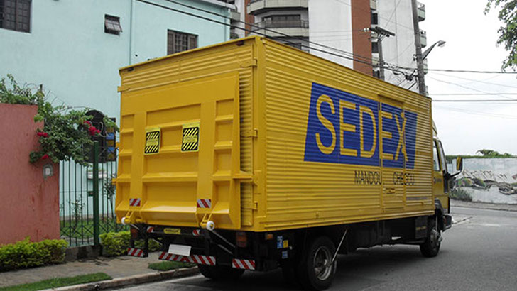 Plataforma Hidráulica Elevatória fabricada pela HIDRAUCAM instaladas em veículos dos Correios
