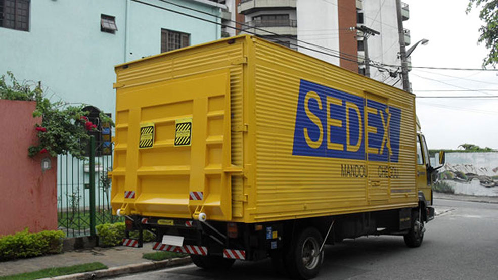 Plataforma Hidráulica Elevatória fabricada pela HIDRAUCAM instaladas em veículos dos Correios