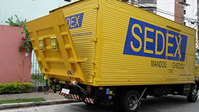 Plataforma Hidráulica Elevatória fabricada pela HIDRAUCAM - Instalada em Veículos dos Correios