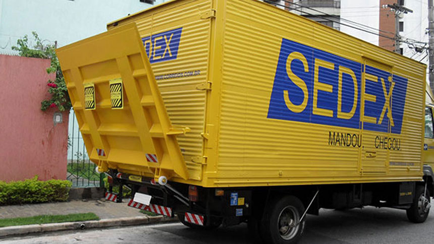 Plataforma Hidráulica Elevatória fabricada pela HIDRAUCAM - Instalada em Veículos dos Correios