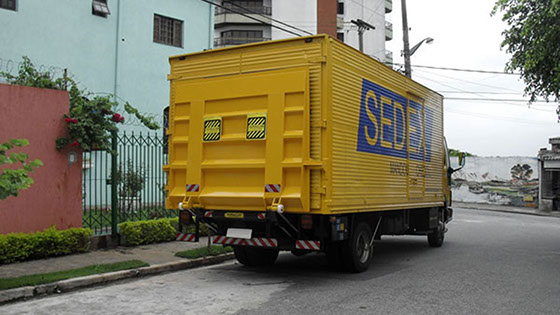 Plataforma Hidráulica Elevatória fabricada pela HIDRAUCAM - Instalada em veículos dos Correios SEDX
